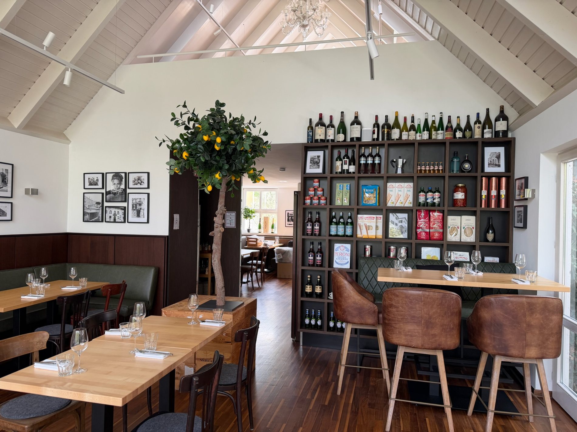 Bar und Gastraum mit Weinregal